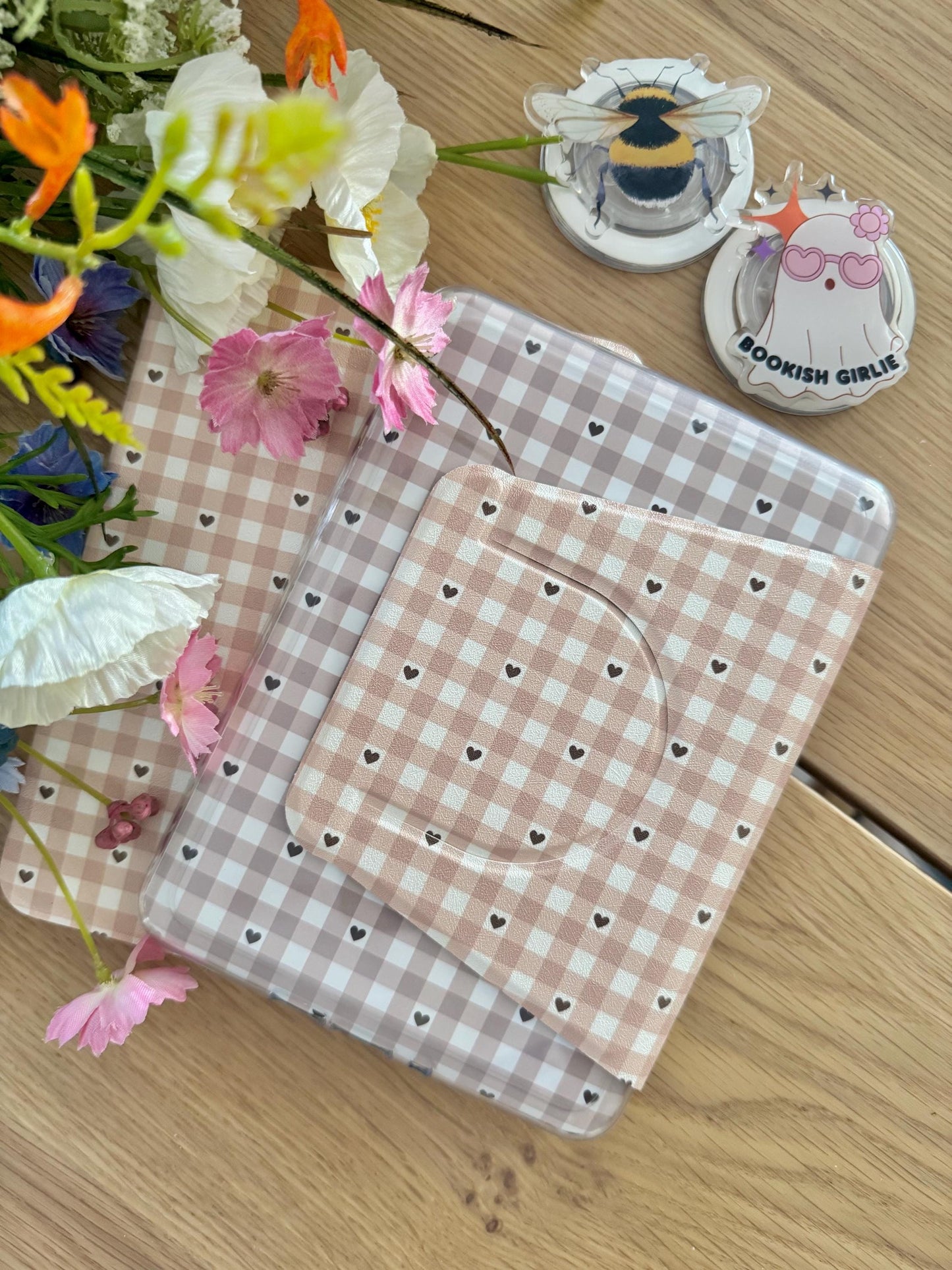 Beige gingham hearts Magnetic Detachable Kindle Case: Colorsoft Basic Paperwhite + 2 Free Inserts