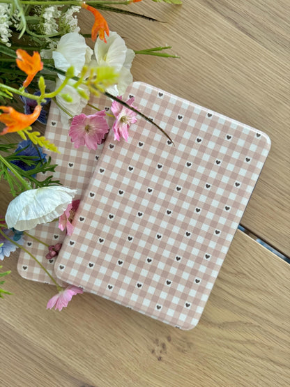 Beige gingham hearts Magnetic Detachable Kindle Case: Colorsoft Basic Paperwhite + 2 Free Inserts