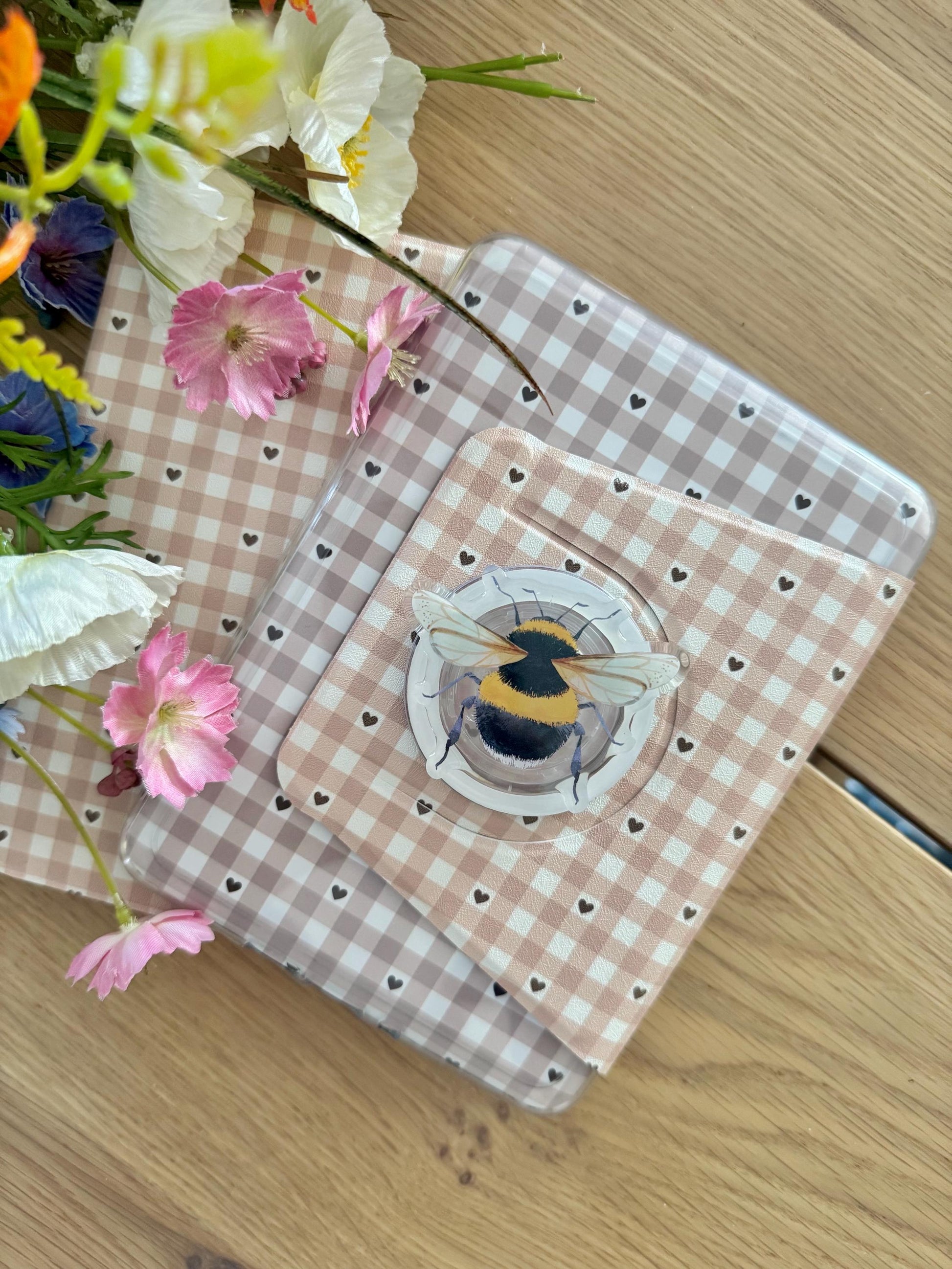 Beige gingham hearts Magnetic Detachable Kindle Case: Colorsoft Basic Paperwhite + 2 Free Inserts