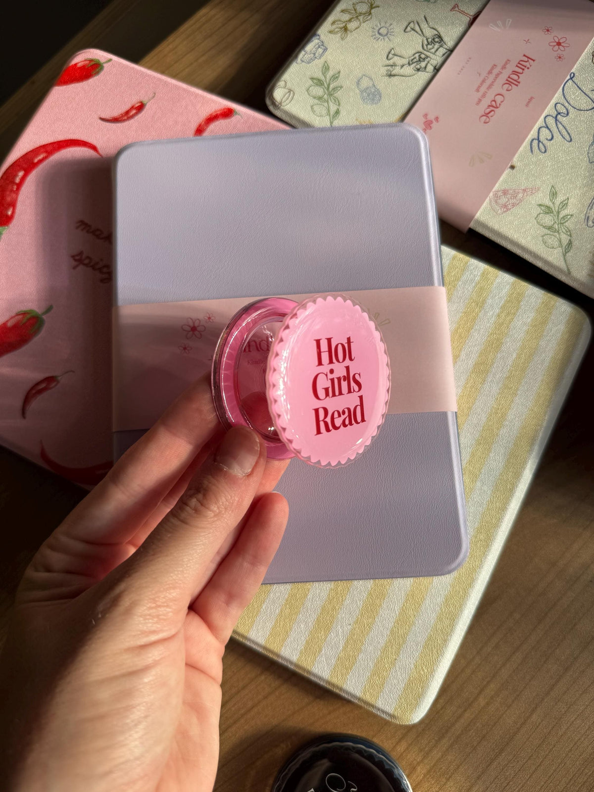 Hot Girls Read Kindle MagSafe Grip: Bookish Magnetic Phone Accessory